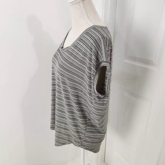 Athleta Cloudlight Stratus Tee L Black Cream
Stripe Travel - Picture 5 of 14